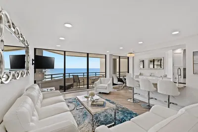 Salon; parquet, lumière naturelle, style moderne, hauteur sous plafond