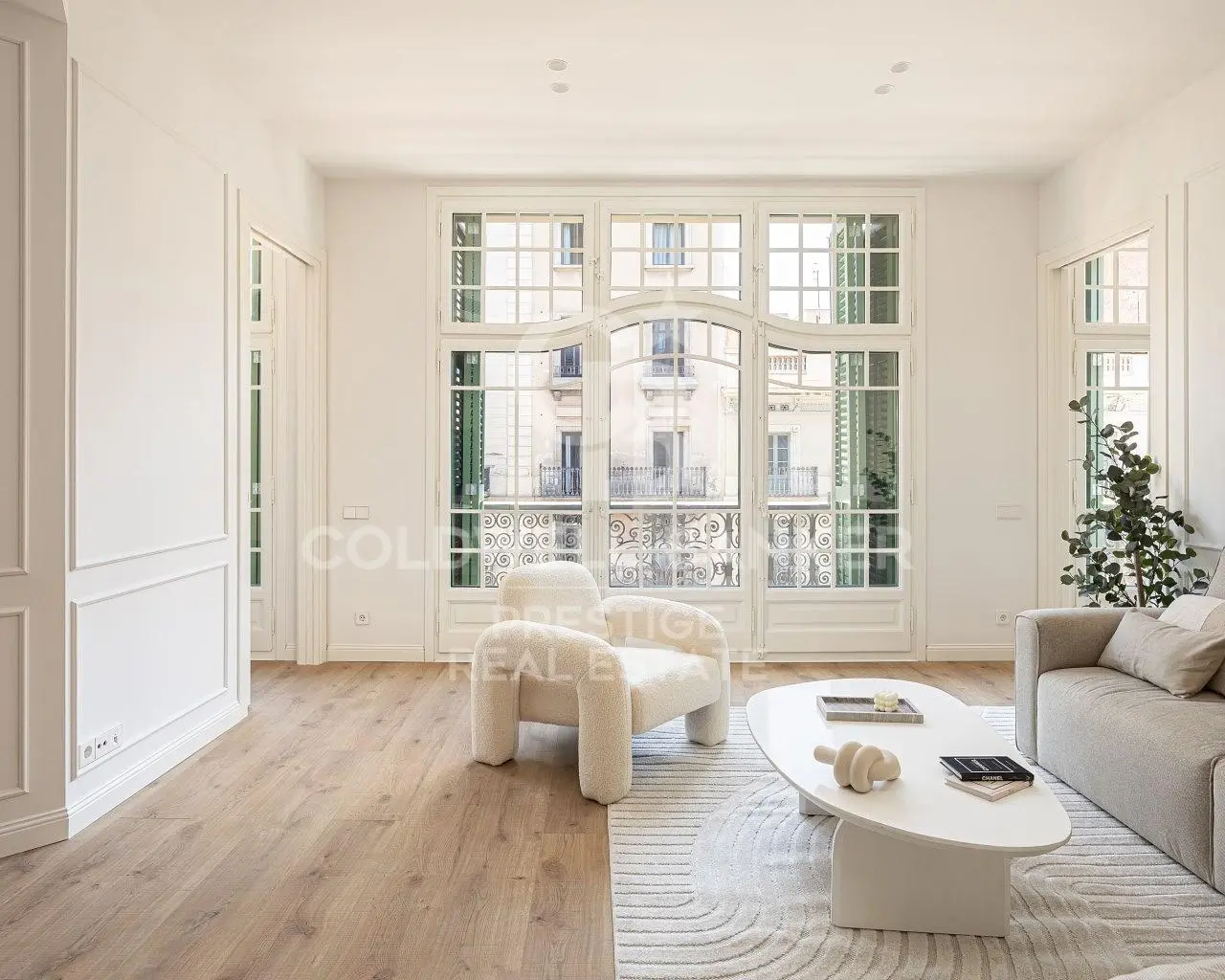 Obývací pokoj; dřevěná podlaha, přirozené světlo, moderní styl, vysoké stropy