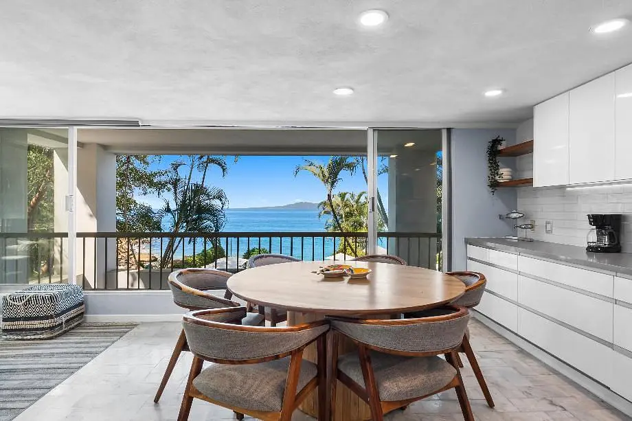 Salon; parquet, lumière naturelle, style moderne, hauteur sous plafond