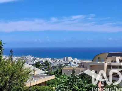 Хол; дървен под, естествена светлина, модерен стил, високи тавани