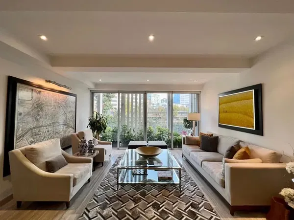 Salon; parquet, lumière naturelle, style moderne, hauteur sous plafond