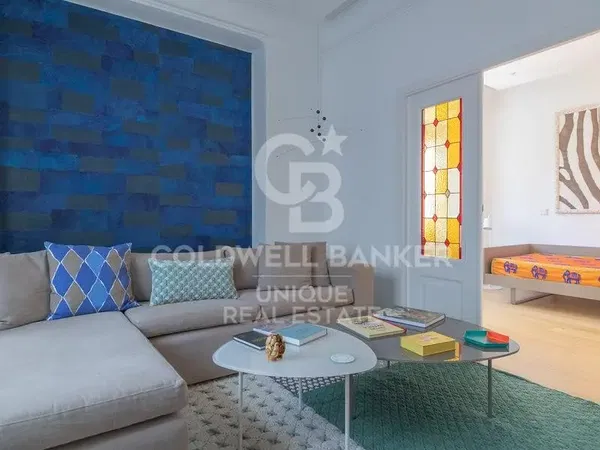 Хол; дървен под, естествена светлина, модерен стил, високи тавани