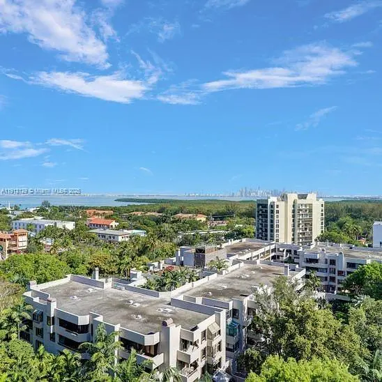 Cuisine; électroménager, parquet, lumière naturelle, style moderne, rénové