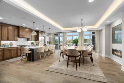 Дневна соба; дрвени под, природно светло, модерни стил, високи плафони