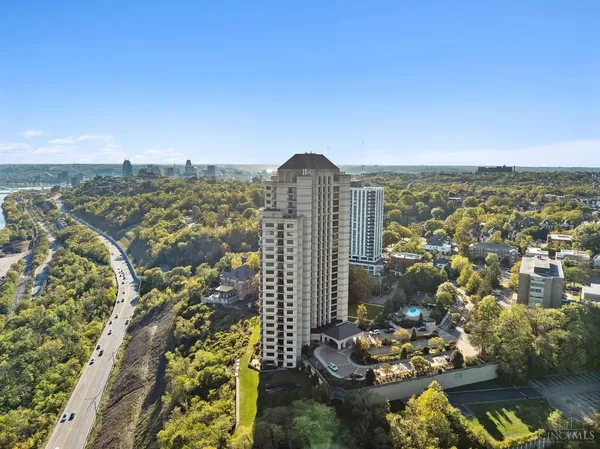 Salon; parquet, lumière naturelle, style moderne, hauteur sous plafond