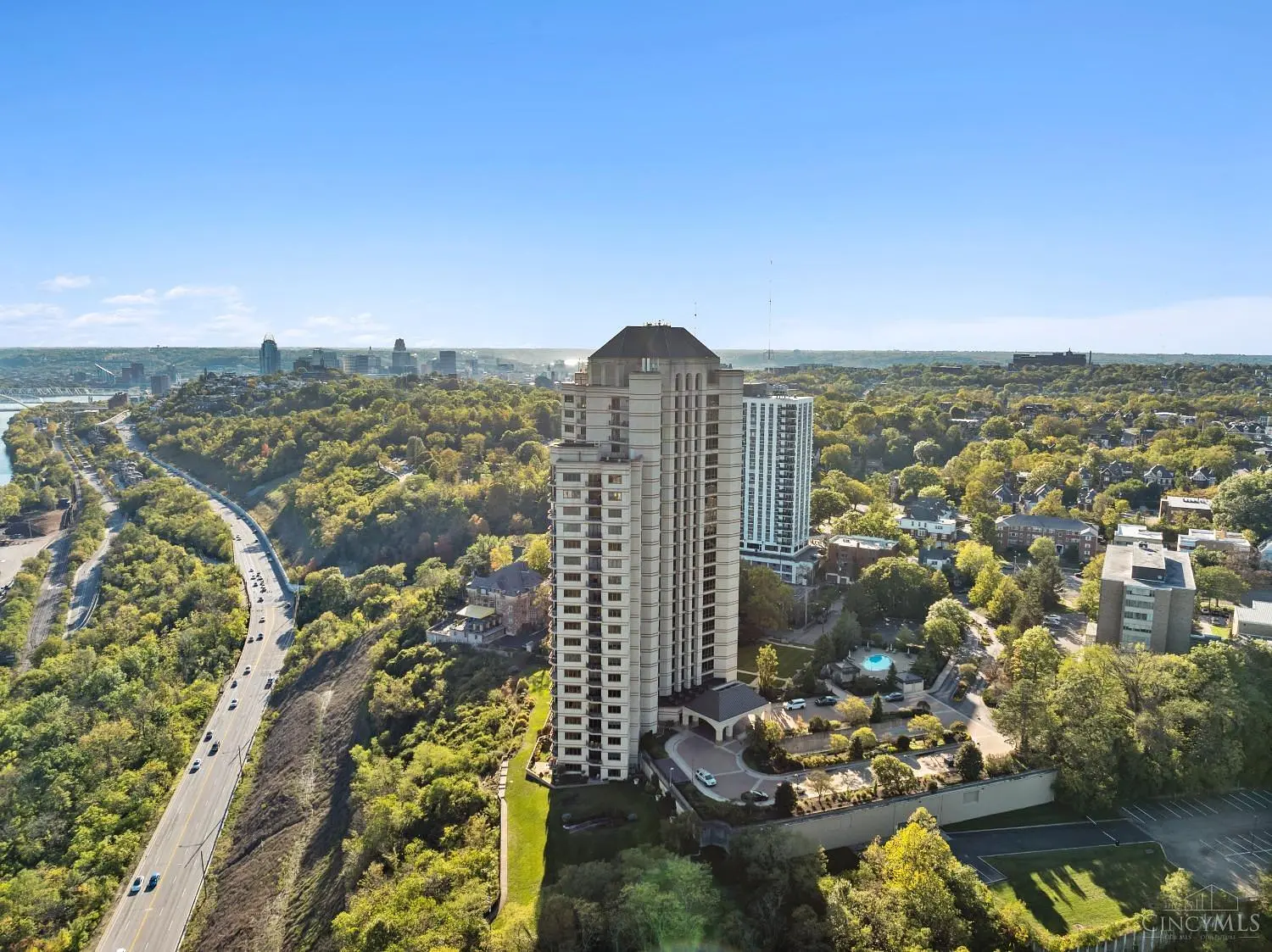 Σαλόνι; ξύλινο πάτωμα, φυσικό φως, μοντέρνο στυλ, ψηλά ταβάνια