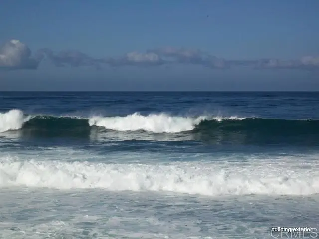 Wohnzimmer; holzboden, tageslicht, moderner stil, hohe decken