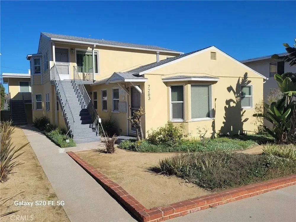 Woonkamer; houten vloer, natuurlijk licht, moderne stijl, hoge plafonds