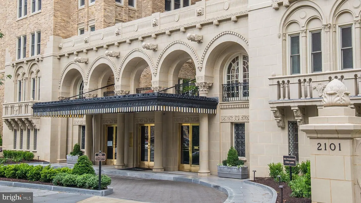 Дневна соба; дрвени под, природно светло, модерни стил, високи плафони