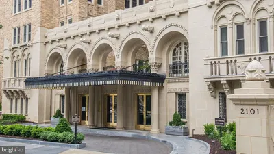 غرفة معيشة; أرضية خشبية, ضوء طبيعي, أسلوب عصري, أسقف عالية