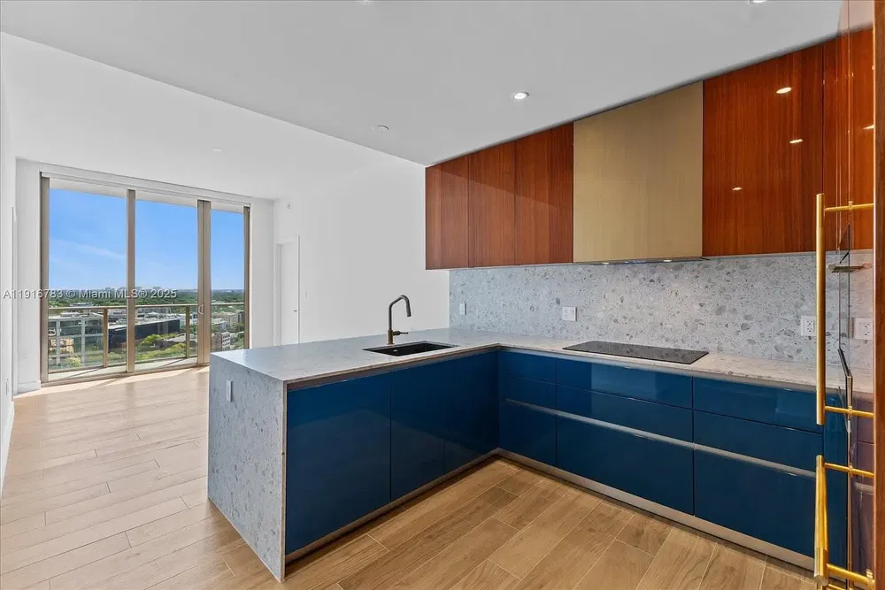 Woonkamer; houten vloer, natuurlijk licht, moderne stijl, hoge plafonds