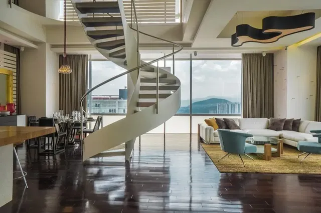 Kuchyňa; kuchynské spotrebiče, drevená podlaha, prirodzené svetlo, moderný štýl, po rekonštrukcii