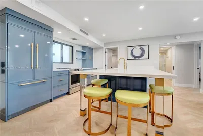 Cuisine; électroménager, parquet, lumière naturelle, style moderne, rénové