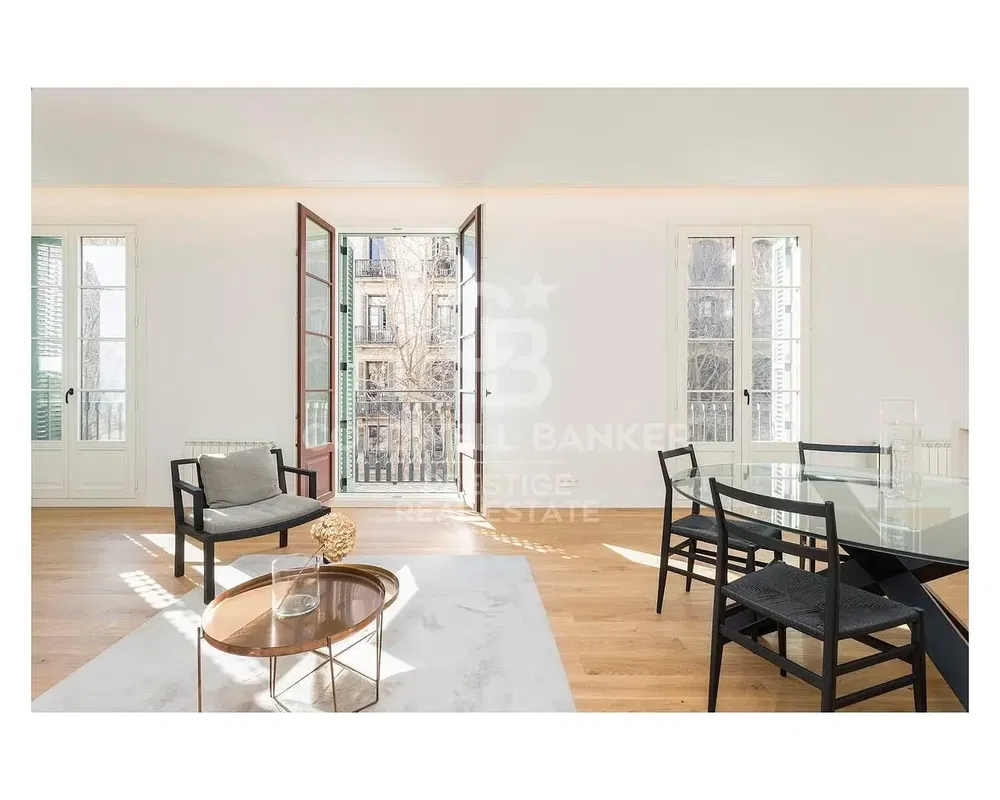 Obývačka; drevená podlaha, prirodzené svetlo, moderný štýl, vysoké stropy