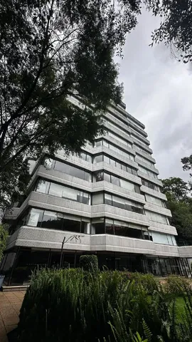 Obývačka; drevená podlaha, prirodzené svetlo, moderný štýl, vysoké stropy