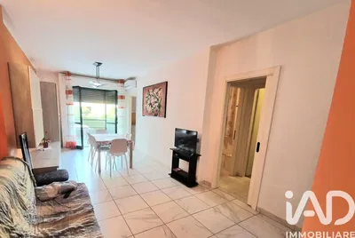 Wohnzimmer; holzboden, tageslicht, moderner stil, hohe decken