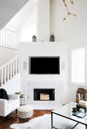 Keuken; keukenapparatuur, houten vloer, natuurlijk licht, moderne stijl, gerenoveerd