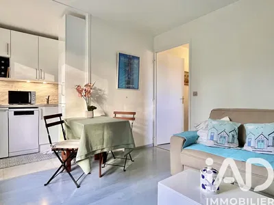 Woonkamer; houten vloer, natuurlijk licht, moderne stijl, hoge plafonds