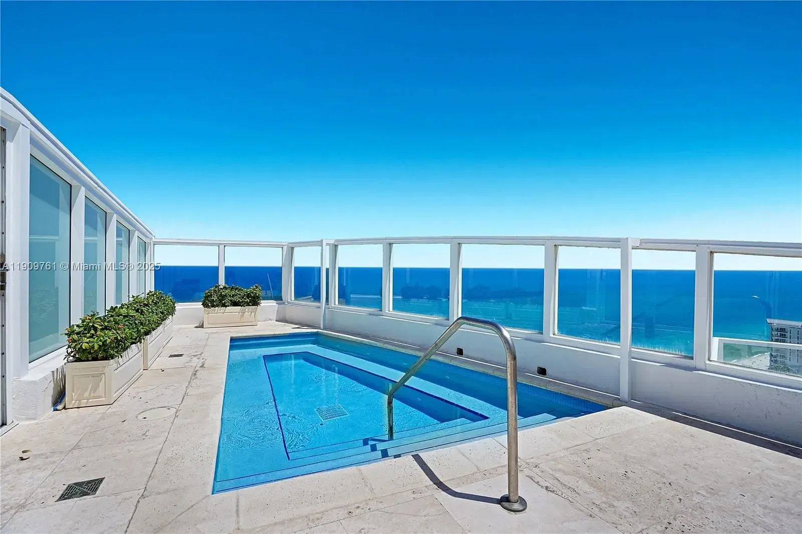 Salon; parquet, lumière naturelle, style moderne, hauteur sous plafond