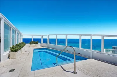 Salon; parquet, lumière naturelle, style moderne, hauteur sous plafond