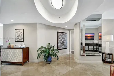 Kuchnia; sprzęt kuchenny, podłoga z płytek, światło dzienne, styl nowoczesny