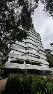 Salon; parquet, lumière naturelle, style moderne, hauteur sous plafond