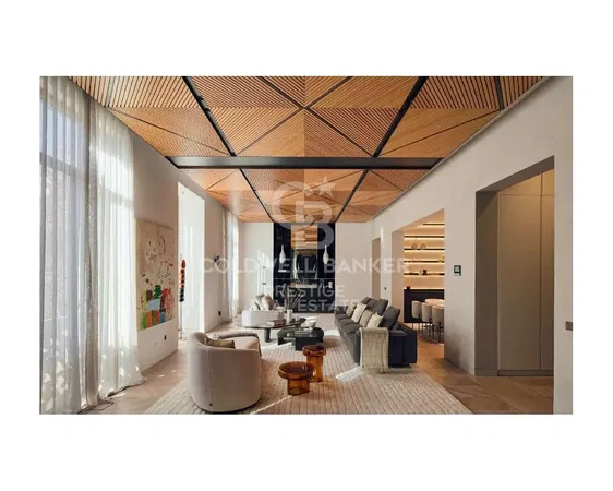 Obývačka; drevená podlaha, prirodzené svetlo, moderný štýl, vysoké stropy