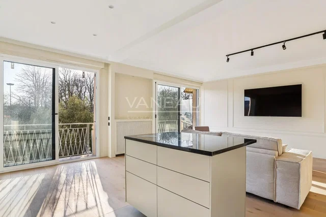 Cucina; elettrodomestici, pavimento in legno, luce naturale, stile moderno, ristrutturato