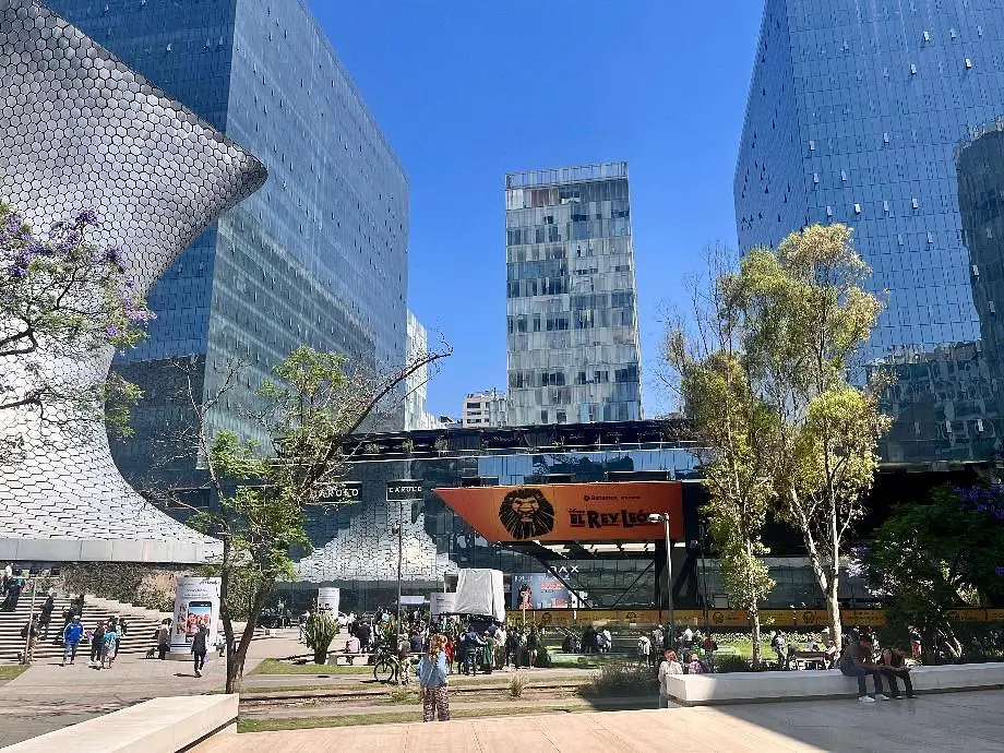Salon; parquet, lumière naturelle, style moderne, hauteur sous plafond