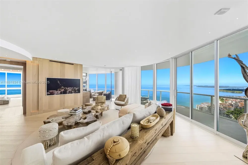 Salon; parquet, lumière naturelle, style moderne, hauteur sous plafond