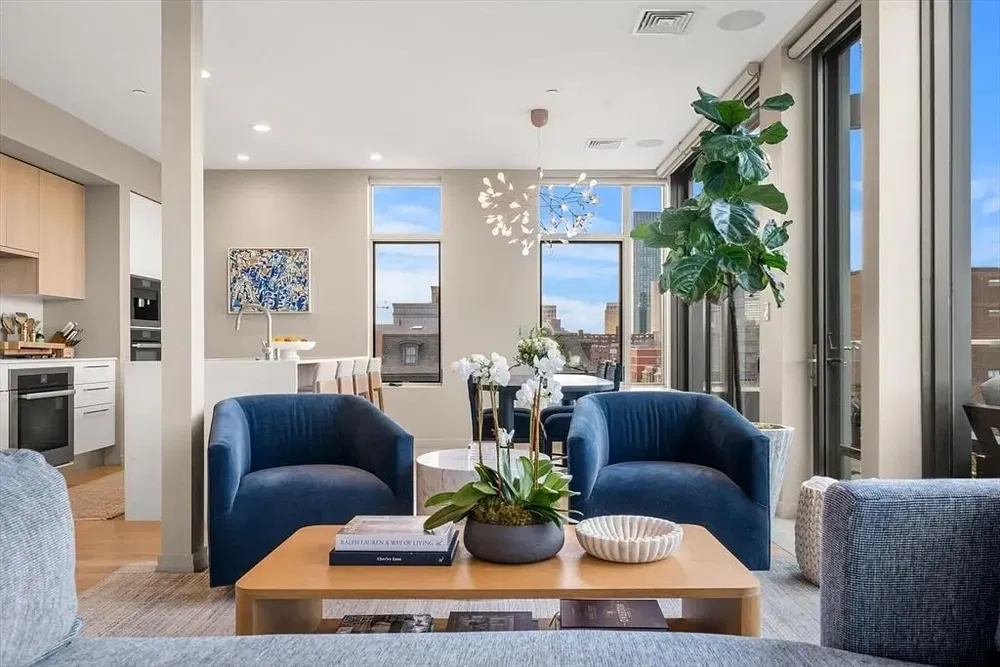 Salon; parquet, lumière naturelle, style moderne, hauteur sous plafond