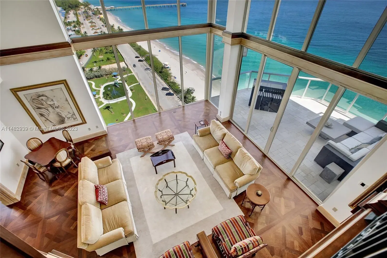 Cuisine; électroménager, parquet, lumière naturelle, style moderne, rénové