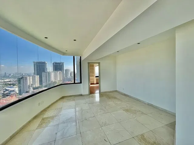 Obývačka; drevená podlaha, prirodzené svetlo, moderný štýl, vysoké stropy