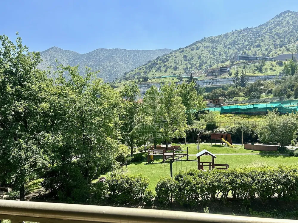 Dnevna soba; drveni pod, prirodno svjetlo, moderni stil, visoki plafoni