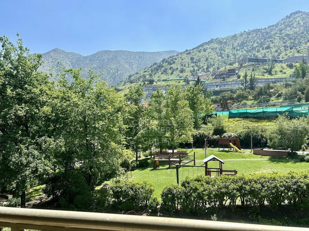 Dnevna soba; drveni pod, prirodno svjetlo, moderni stil, visoki plafoni