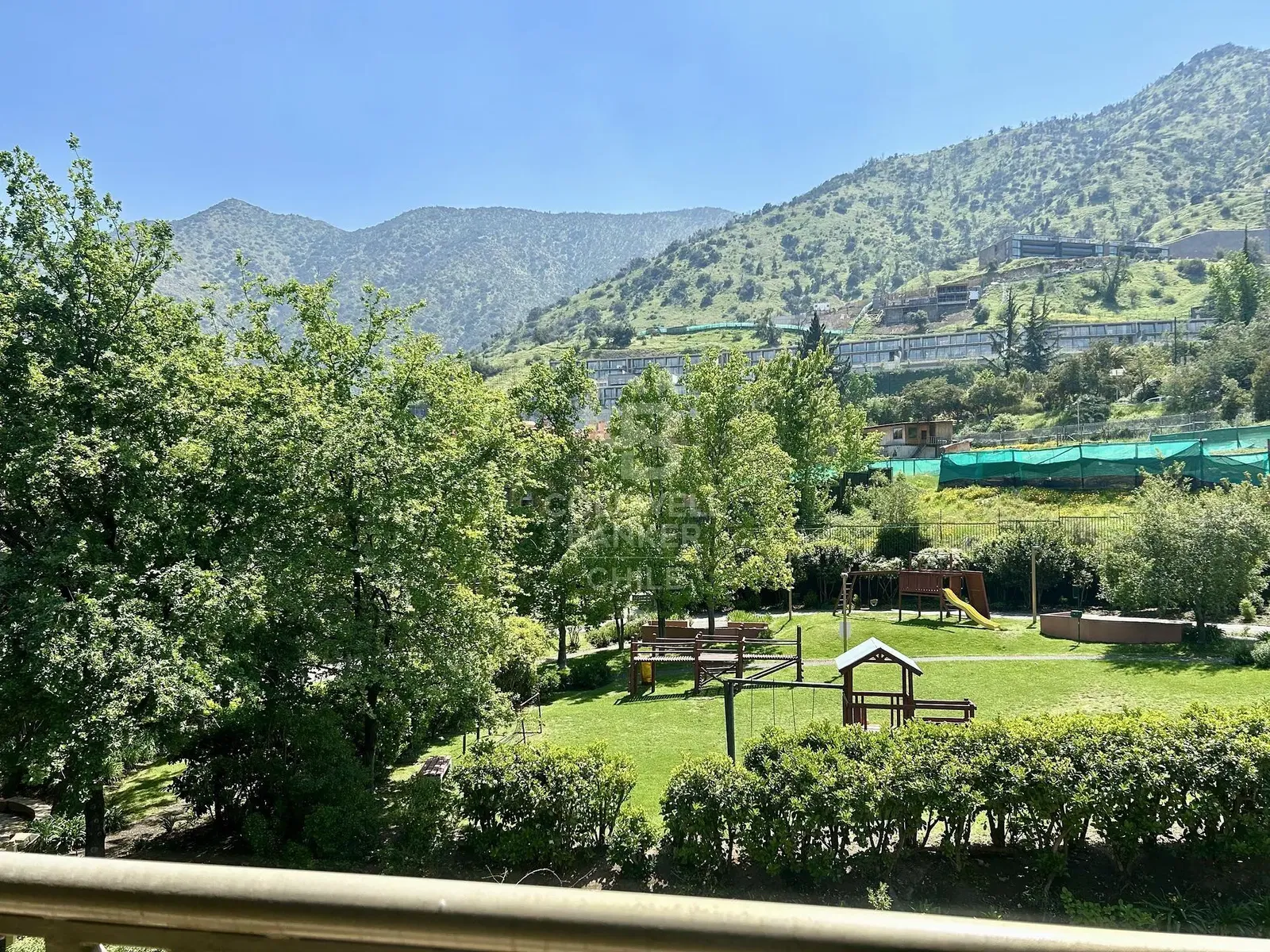 غرفة معيشة; أرضية خشبية, ضوء طبيعي, أسلوب عصري, أسقف عالية