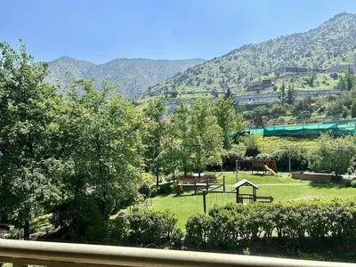 غرفة معيشة; أرضية خشبية, ضوء طبيعي, أسلوب عصري, أسقف عالية