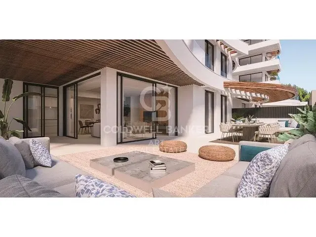 Kuhinja; kućanski aparati, drveni pod, prirodna svjetlost, moderan stil, renoviran