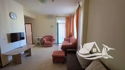 Oturma odası; ahşap zemin, doğal ışık, modern stil, yüksek tavan