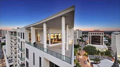 Salon; parquet, lumière naturelle, style moderne, hauteur sous plafond