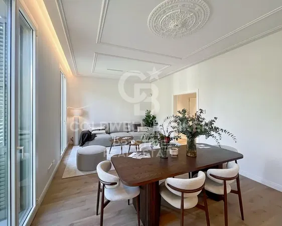 Sala de estar; chão de madeira, luz natural, estilo moderno, teto alto