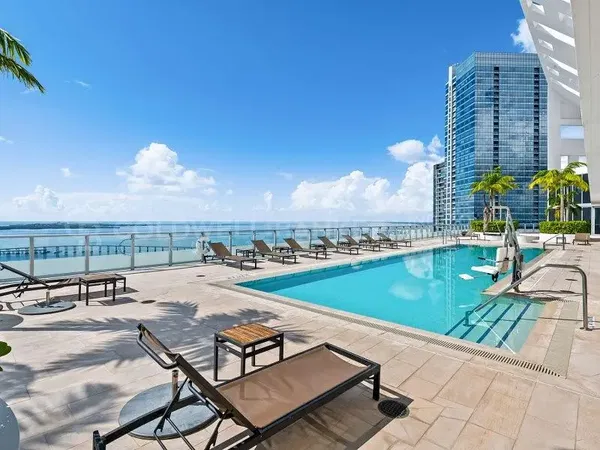 Keuken; keukenapparatuur, houten vloer, natuurlijk licht, moderne stijl, gerenoveerd