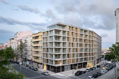 Obývací pokoj; dřevěná podlaha, přirozené světlo, moderní styl, vysoké stropy