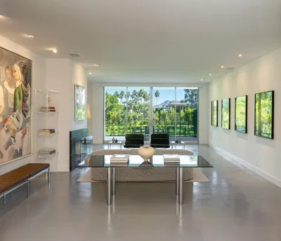 Salon; parquet, lumière naturelle, style moderne, hauteur sous plafond