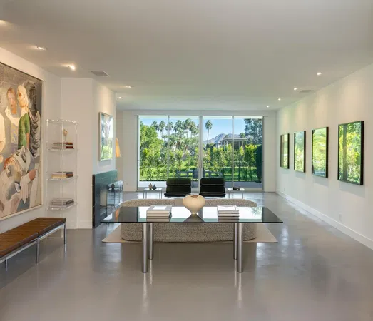 Salon; parquet, lumière naturelle, style moderne, hauteur sous plafond