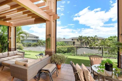 Salon; parquet, lumière naturelle, style moderne, hauteur sous plafond