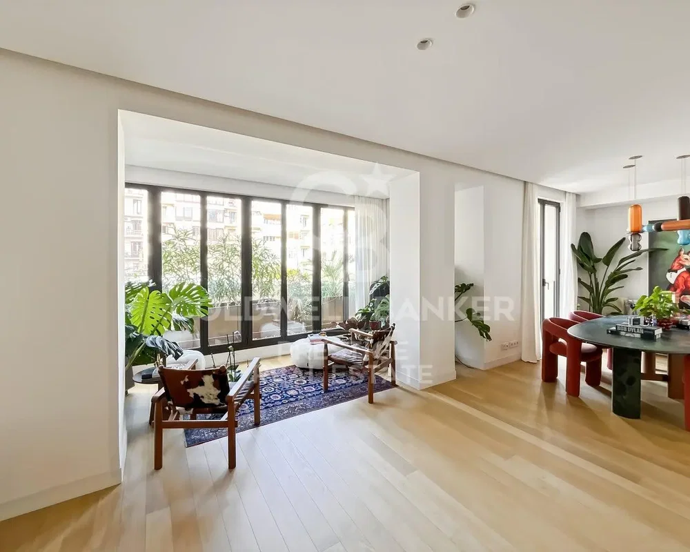 Wohnzimmer; holzboden, tageslicht, moderner stil, hohe decken