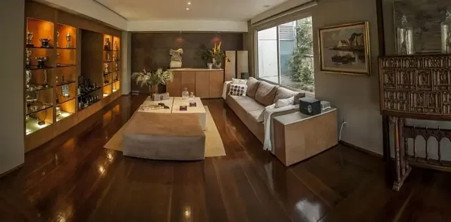 Obývačka; drevená podlaha, prirodzené svetlo, moderný štýl, vysoké stropy