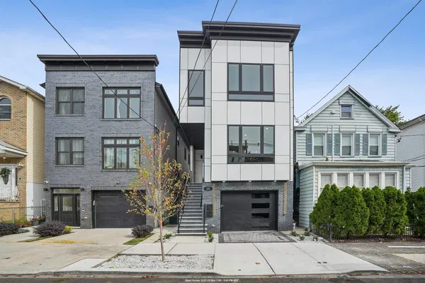 Salon; parquet, lumière naturelle, style moderne, hauteur sous plafond