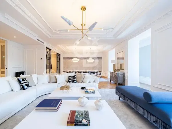 Sala de estar; chão de madeira, luz natural, estilo moderno, teto alto